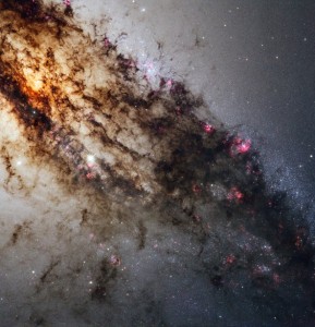Hubble fotografa per la prima volta la Galassia Centaurus A