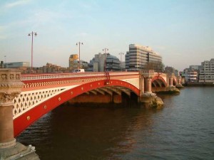 MySun: il Blackfriars Bridge si prepara a diventare un ponte fotovoltaico