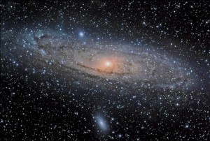 Astronomia: le giovani galassie sono cannibali